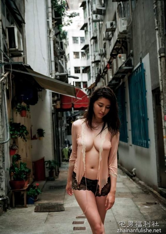 桥本爱实最写真集《#びちょびちょ》在香港街头上演湿身诱惑-知乐社