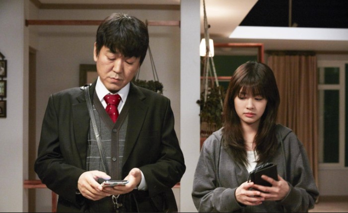 韩国电影《爸爸是女儿》一场身体互换的奇幻亲情课-知乐社