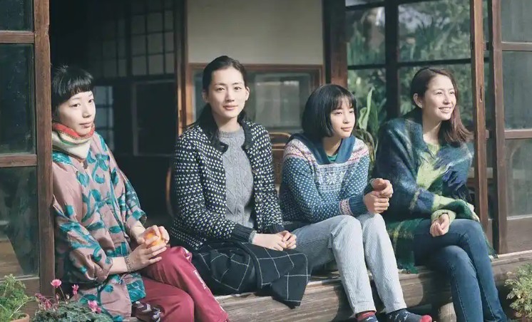 日本高分漫改电影《海街日记》,在四季更迭中重绘亲情与成长的诗篇-知乐社