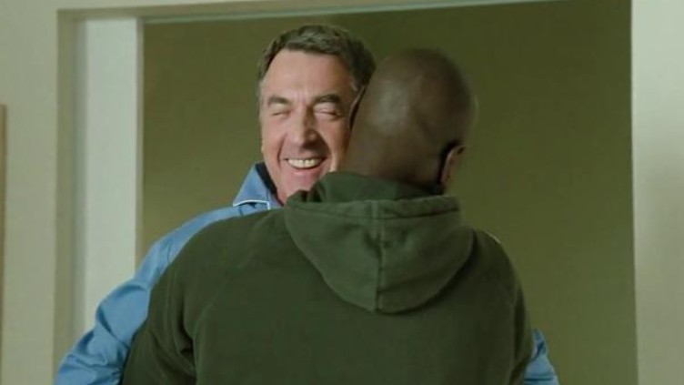 《无法触碰》跨越阶层的生命共振-知乐社