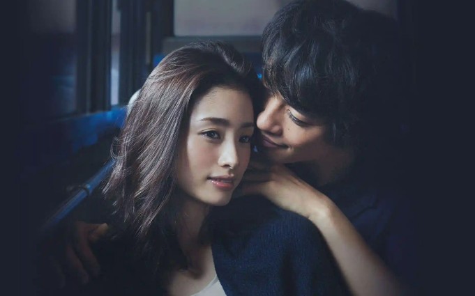 《昼颜》禁忌之恋下的情感困境与社会镜像-知乐社