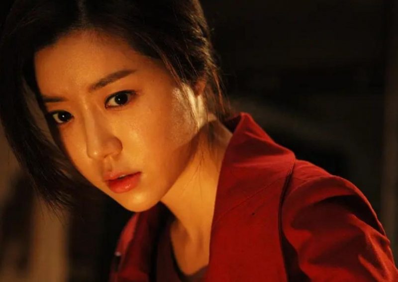 《两个月亮》的幽闭式恐怖美学，血色月轮下的循环困境-知乐社